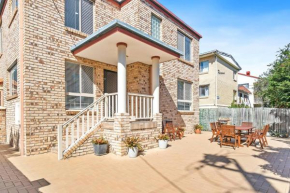 Surfers Enclave - A Spacious Family Home